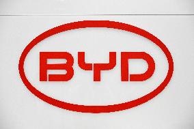 BYD JAPAN signage and logo