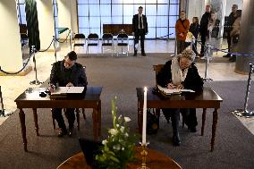 Book of condolence for President Ahtisaari at the Presidential Castle