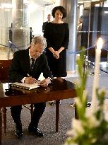 Book of condolence for President Ahtisaari at the Presidential Castle