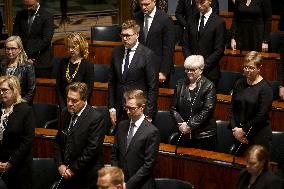 A minute of silence in tribute to President Ahtisaari