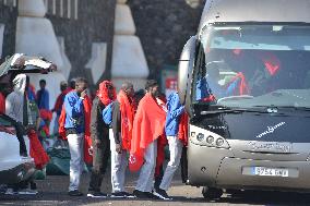 212 migrants arrive in a skiff on the island of El Hierro