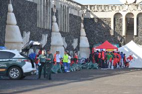 212 migrants arrive in a skiff on the island of El Hierro