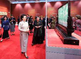 (BRF2023)CHINA-BEIJING-PENG LIYUAN-SPOUSES OF LEADERS-NATIONAL ARTS AND CRAFTS MUSEUM (CN)