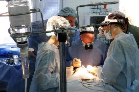American plastic surgeons operate Ukrainian soldiers in Kyiv