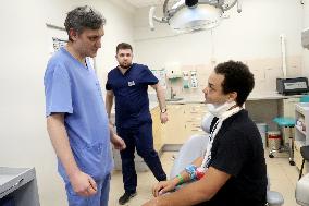 American plastic surgeons operate Ukrainian soldiers in Kyiv