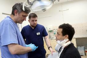 American plastic surgeons operate Ukrainian soldiers in Kyiv