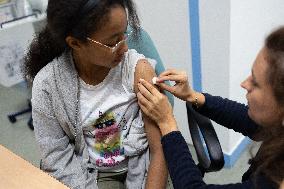 Minister of Health visits Jean Renoir school for a HPV vaccination campaign - Bondy