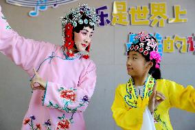 Pupils Learn Xianzi Opera in Linyi
