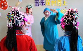 Pupils Learn Xianzi Opera in Linyi