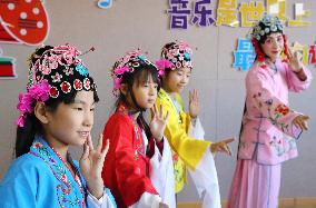 Pupils Learn Xianzi Opera in Linyi