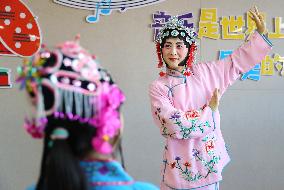 Pupils Learn Xianzi Opera in Linyi