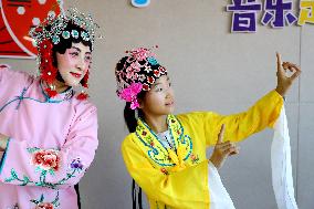 Pupils Learn Xianzi Opera in Linyi
