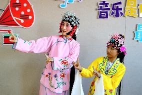 Pupils Learn Xianzi Opera in Linyi