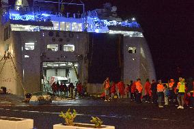 Transfer of migrants from El Hierro to other islands due to the collapse of reception sites