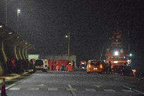 Transfer of migrants from El Hierro to other islands due to the collapse of reception sites