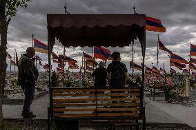 Armenians Visit Yerablur Military Pantheon - Yerevan