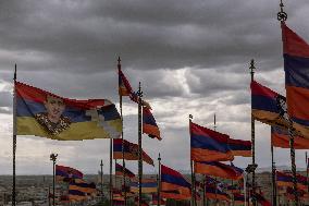 Armenians Visit Yerablur Military Pantheon - Yerevan