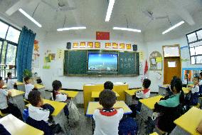 Pupils Watch Shenzhou XVII Spacecraft Launch