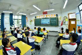 Pupils Watch Shenzhou XVII Spacecraft Launch