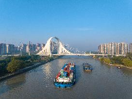 Ships Sail on The Beijing-Hangzhou Grand Canal in Huai 'an