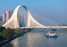 Ships Sail on The Beijing-Hangzhou Grand Canal in Huai 'an