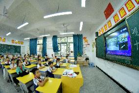 Pupils Watch Shenzhou XVII Spacecraft Launch