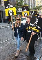 Sarah Jessica Parker Joins The Picket Line - NYC
