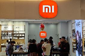 Customers Try Out Xiaomi 14 At Beijing