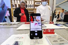 Customers Try Out Xiaomi 14 At Beijing