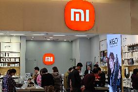 Customers Try Out Xiaomi 14 At Beijing