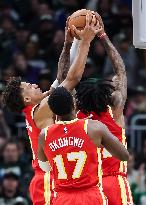 (SP)U.S.-MILWAUKEE-BASKETBALL-NBA-HAWKS VS BUCKS