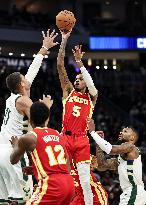 (SP)U.S.-MILWAUKEE-BASKETBALL-NBA-HAWKS VS BUCKS