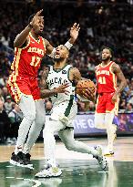 (SP)U.S.-MILWAUKEE-BASKETBALL-NBA-HAWKS VS BUCKS