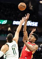 (SP)U.S.-MILWAUKEE-BASKETBALL-NBA-HAWKS VS BUCKS