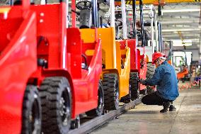 Workers Assembles Electric Forklift Trucks in Qingzhou