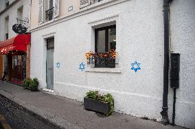 Stars Of David Tagged On Buildings - Paris