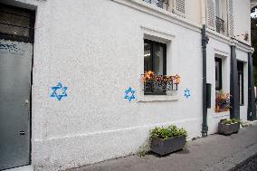 Stars Of David Tagged On Buildings - Paris