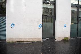Stars Of David Tagged On Buildings - Paris