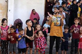 Displaced Palestinians Shelter at UNRWA School in Khan Yunis Amid Ongoing Conflict