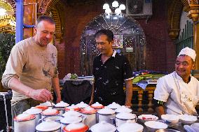Xinhua Headlines: A vibrant city on ancient Silk Road -- Kashgar in the eyes of foreign tourists
