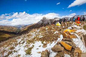 Nailong Mountain Scenery in Ganzi