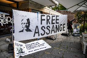 Free Assange Banners