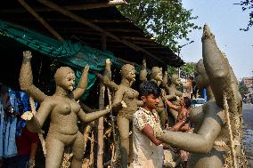 Preparation For Kali Puja In Kolkata.