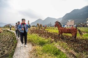 Tourists Admire Rice Straw Exhibits in Bijie