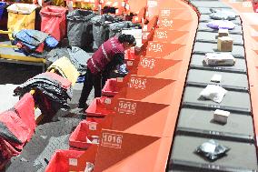 Double 11 Shopping Carnival Logistics Peak in Lianyungang