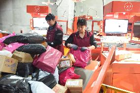 Double 11 Shopping Carnival Logistics Peak in Lianyungang