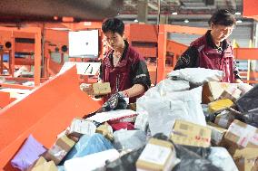 Double 11 Shopping Carnival Logistics Peak in Lianyungang