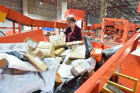 Double 11 Shopping Carnival Logistics Peak in Lianyungang