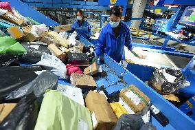 Double 11 Shopping Carnival Logistics Peak in Lianyungang