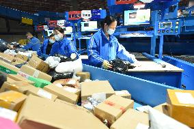 Double 11 Shopping Carnival Logistics Peak in Lianyungang